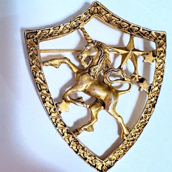 Vintage gold tone heraldic Unicorn crest Shield Brooch - Picture 2 of 5